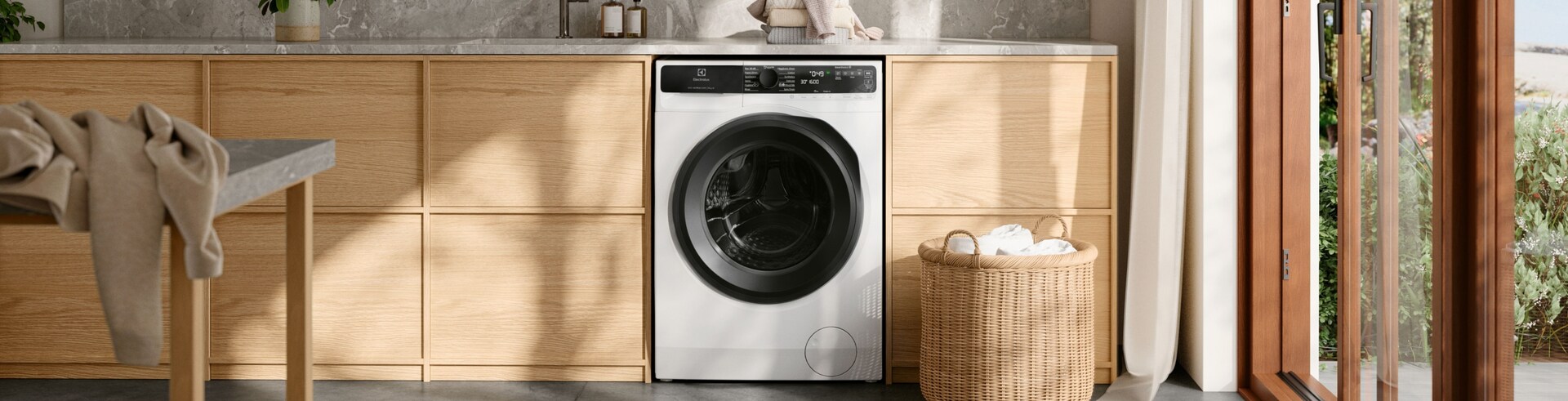 Πλυντήριο ρούχων Electrolux σε ένα φωτεινό δωμάτιο πλυντηρίων.